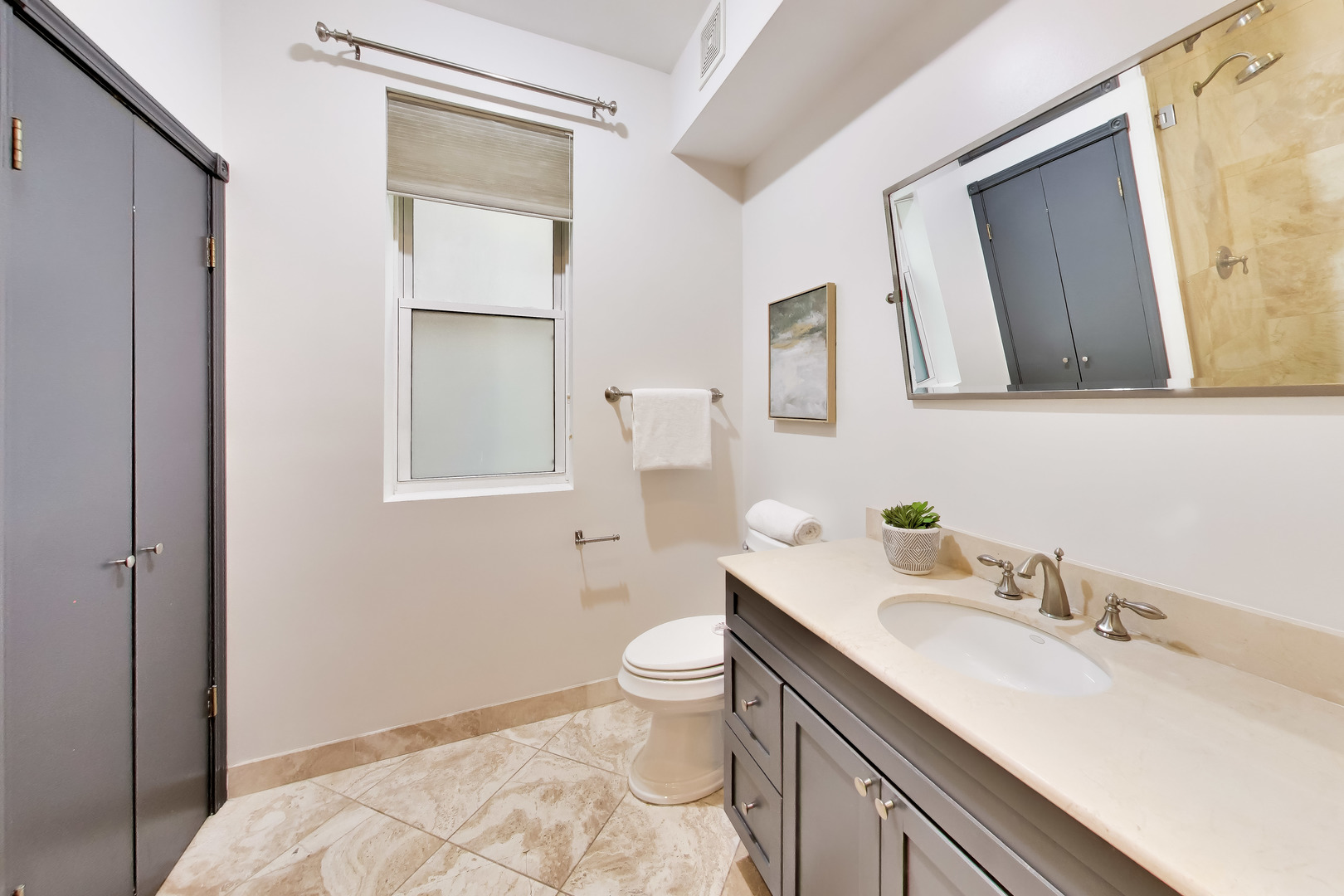 4004 N Clarendon Avenue 2 Property Photo 20