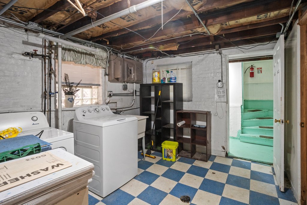 1240 S Maple Avenue Property Photo 17
