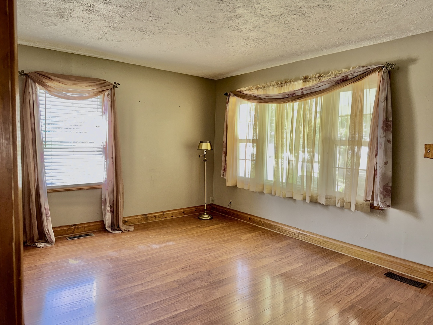 516 W 20th Street Property Photo 4