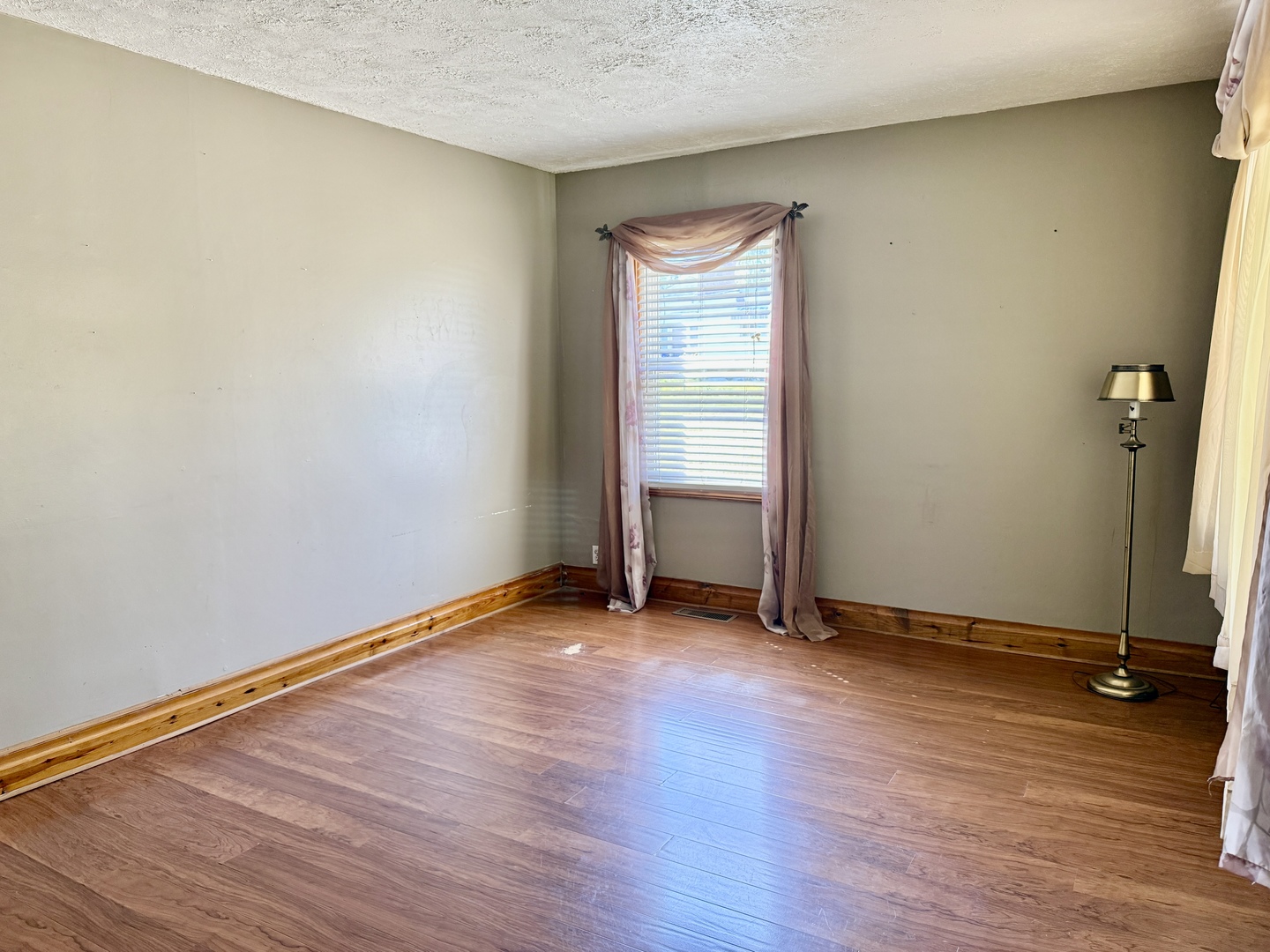 516 W 20th Street Property Photo 5