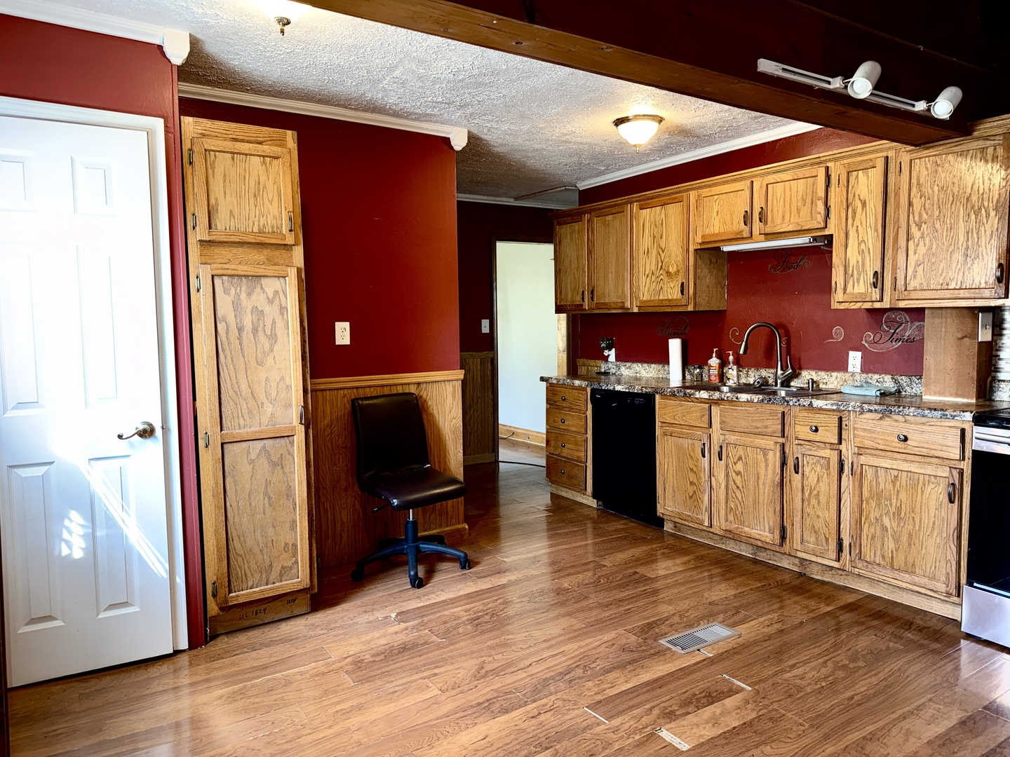 516 W 20th Street Property Photo 6