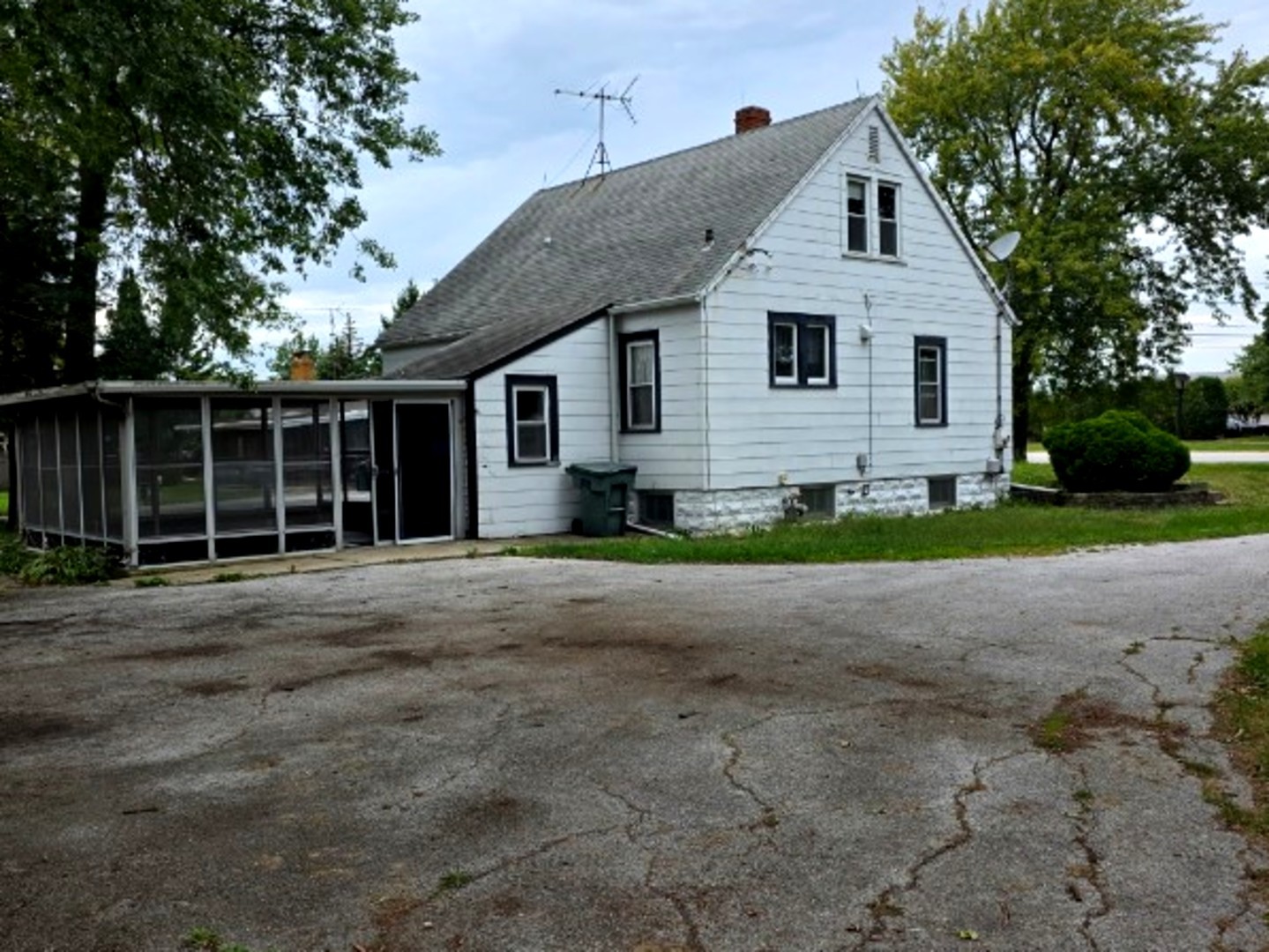 6731 183rd Street Property Photo 2