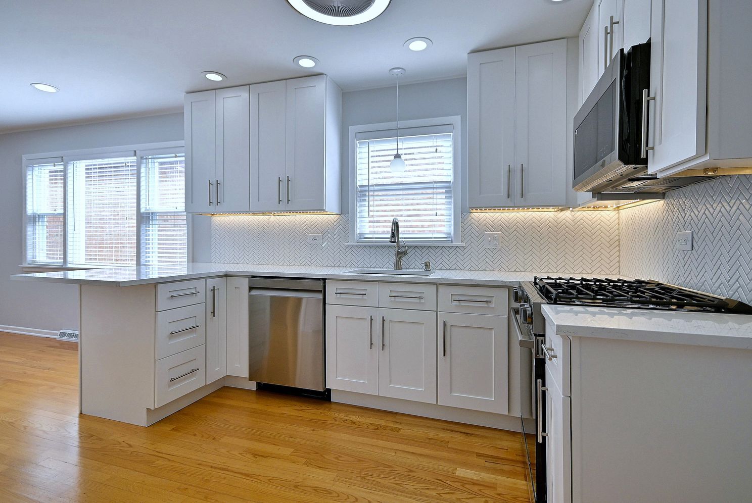 4109 N Menard Avenue Property Photo 6