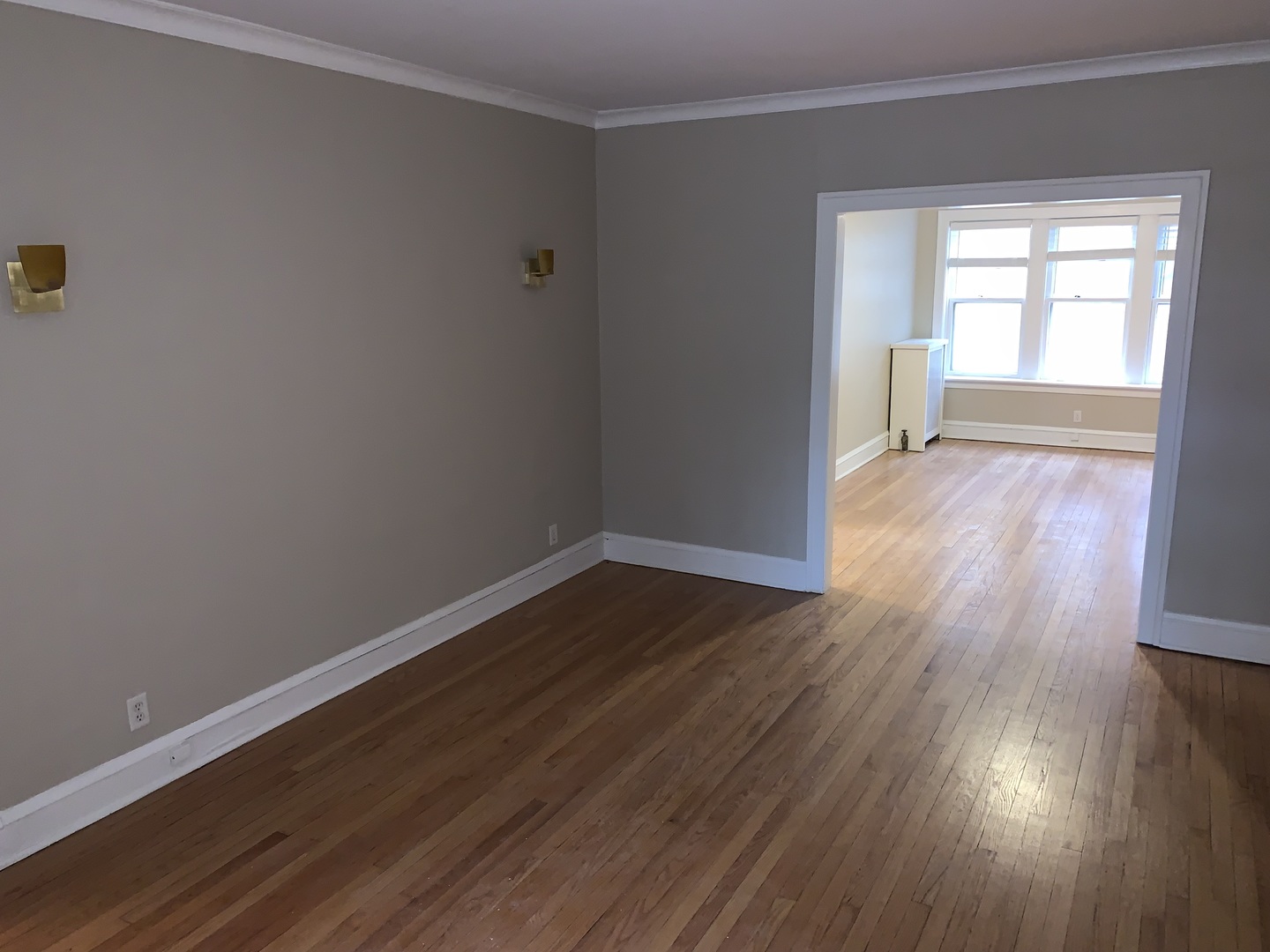 2046 W Farragut Avenue 1 Property Photo 2