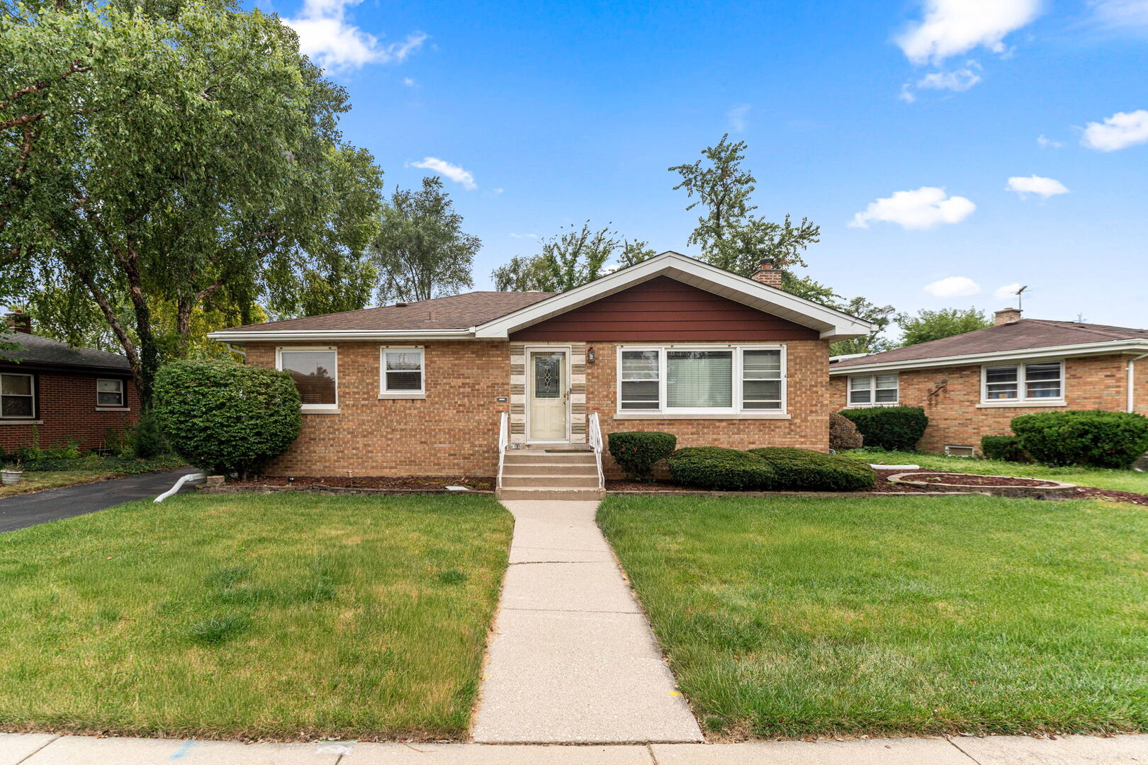 913 E 162nd Place Property Photo 1