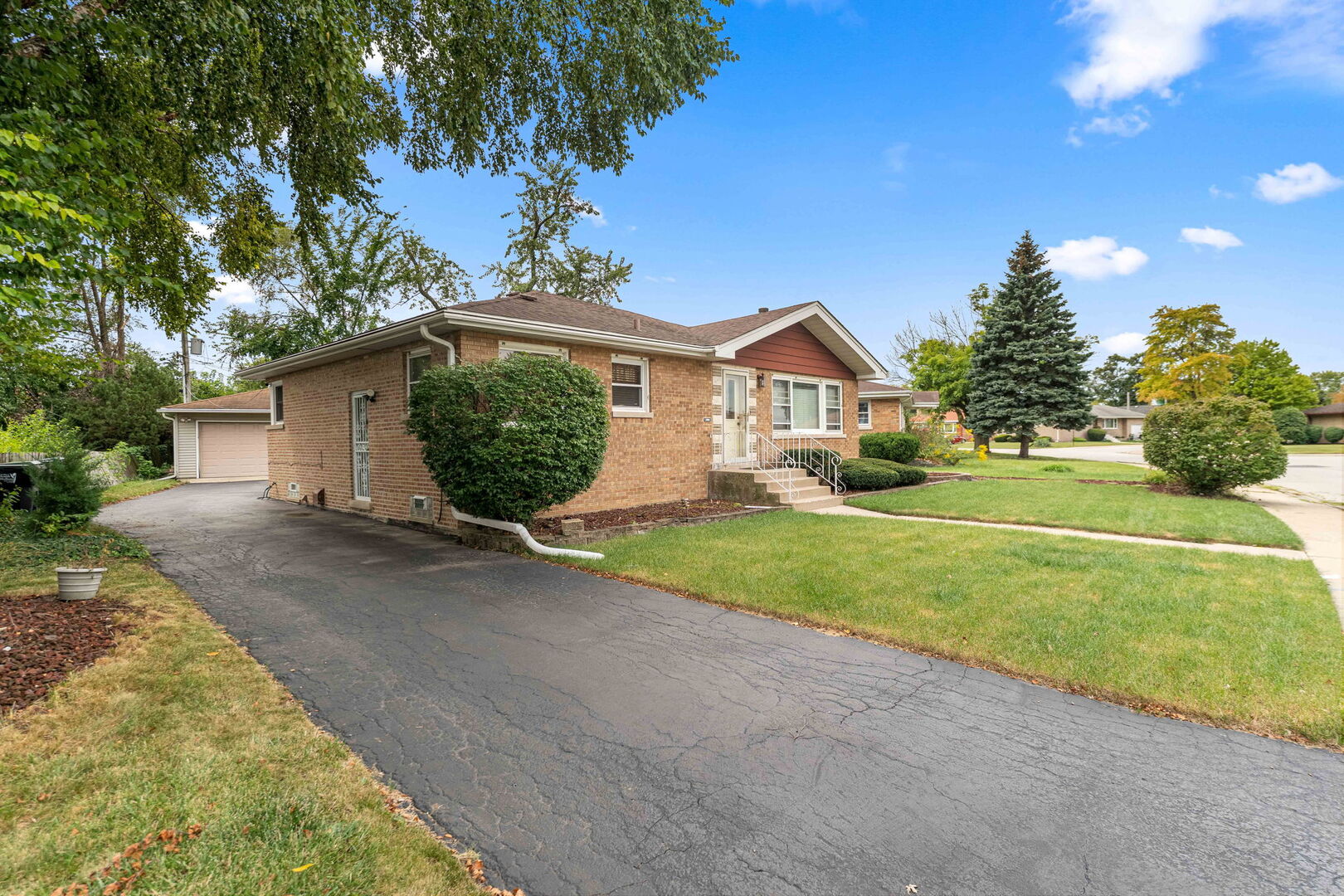913 E 162nd Place Property Photo 3