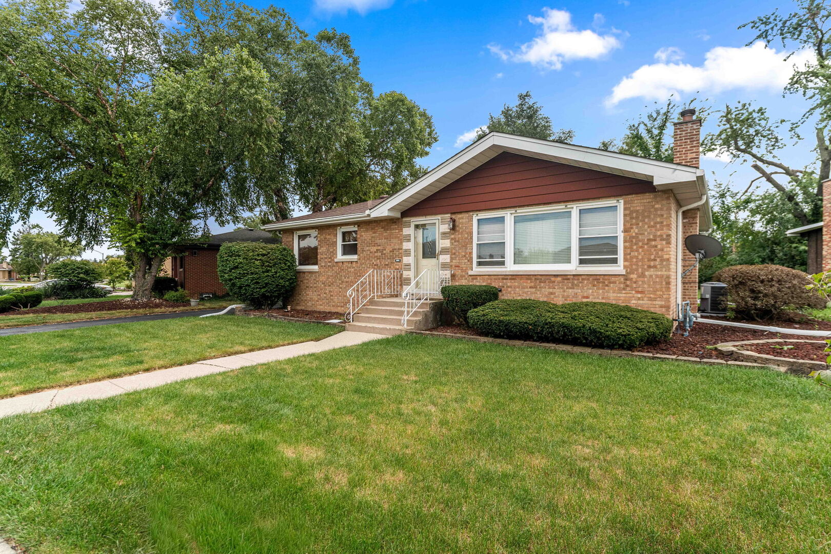 913 E 162nd Place Property Photo 4