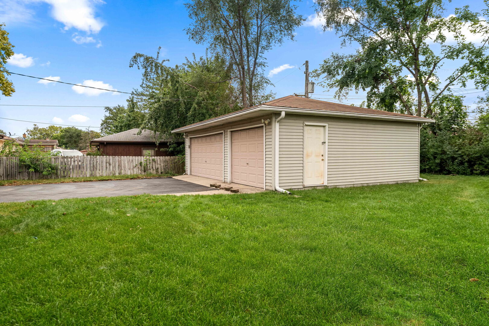 913 E 162nd Place Property Photo 10