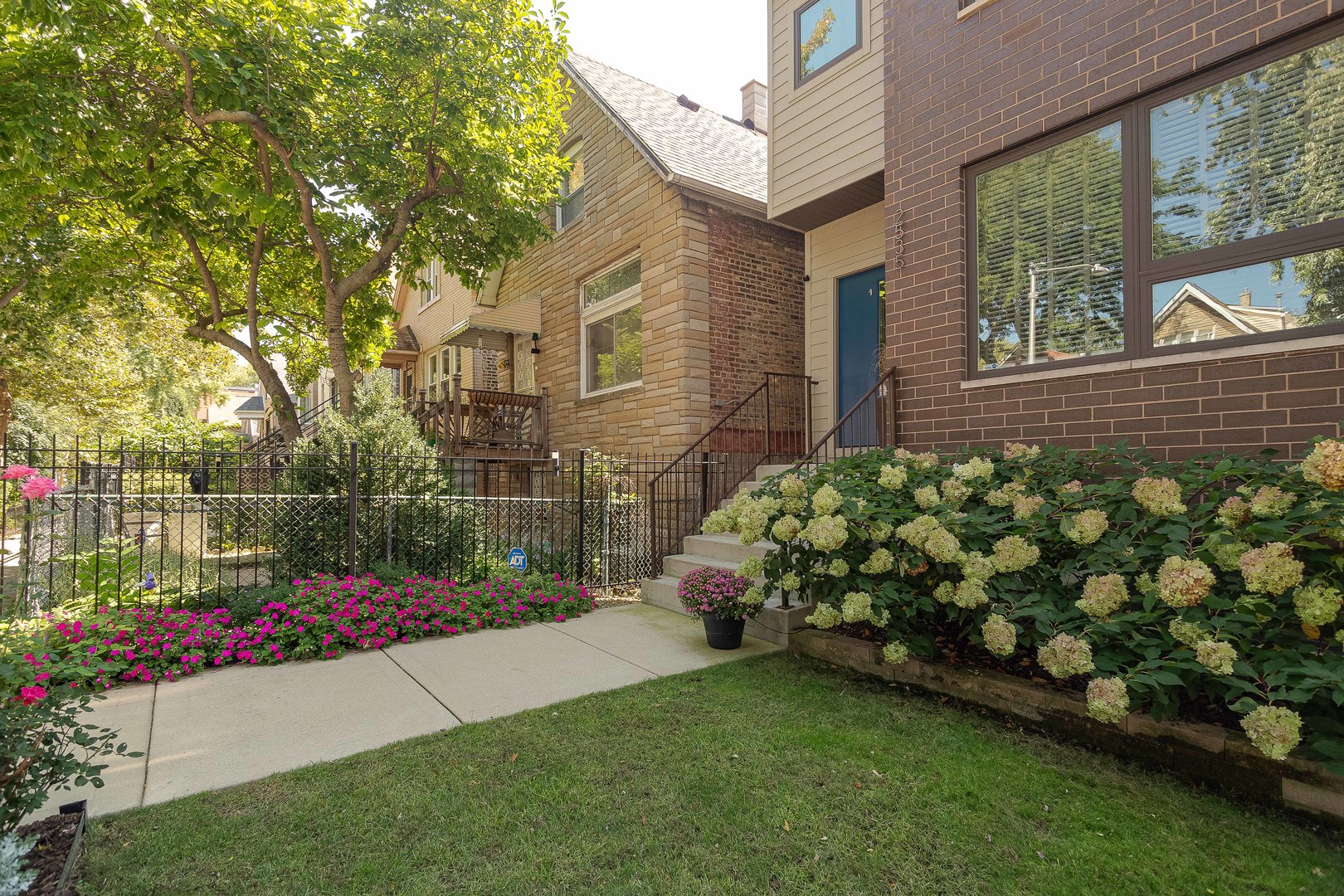 2535 W Haddon Avenue Property Photo 2