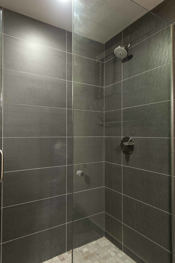 2535 W Haddon Avenue Property Photo 22