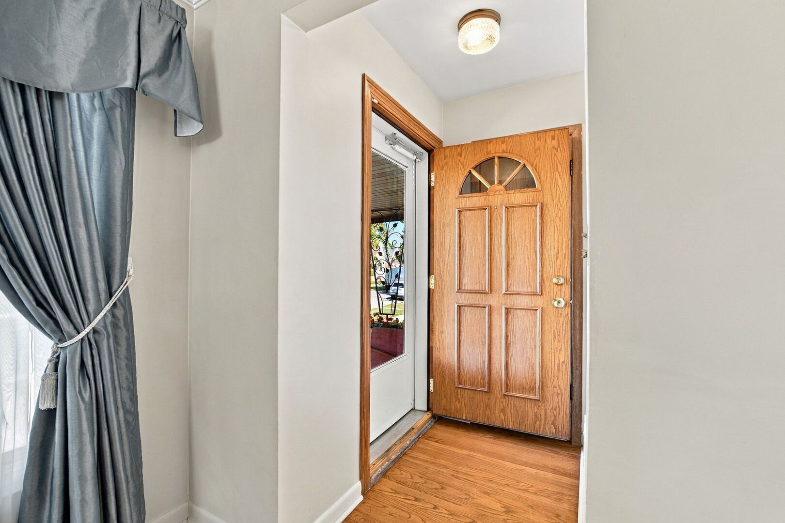 6843 S Kedvale Avenue Property Photo 3