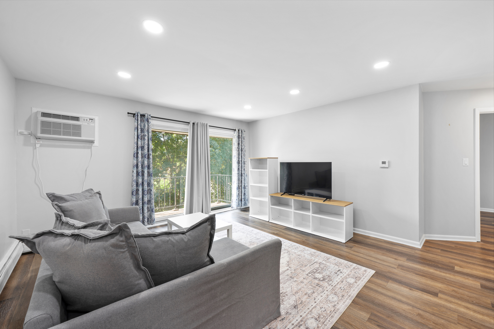 215 S Hale Street 9b Property Photo 6