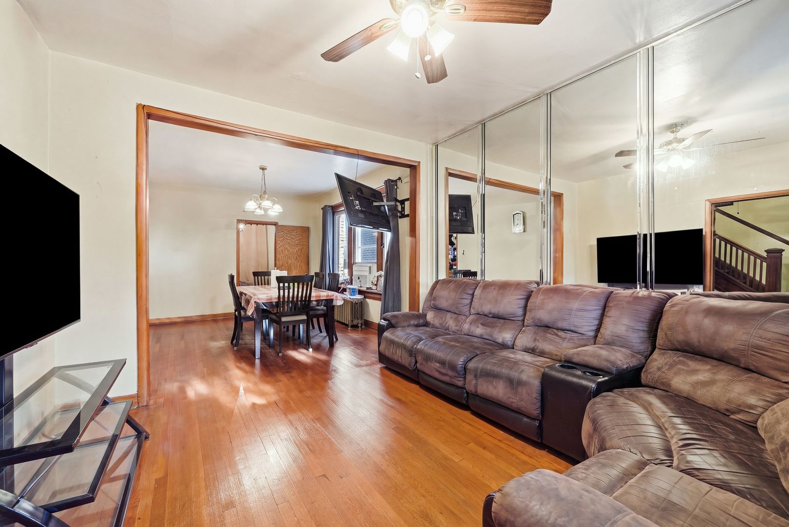 6435 S Artesian Avenue Property Photo 4