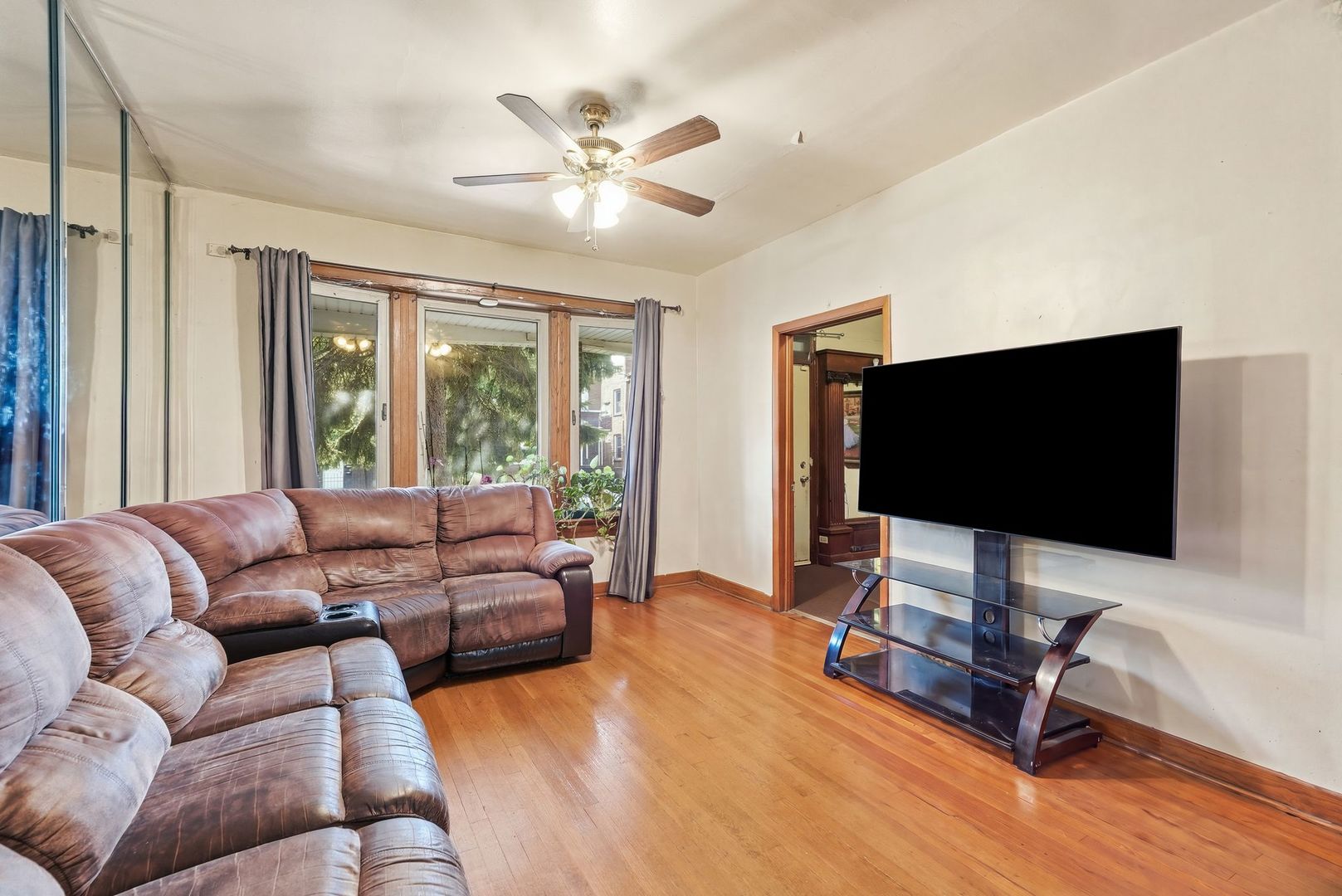 6435 S Artesian Avenue Property Photo 7