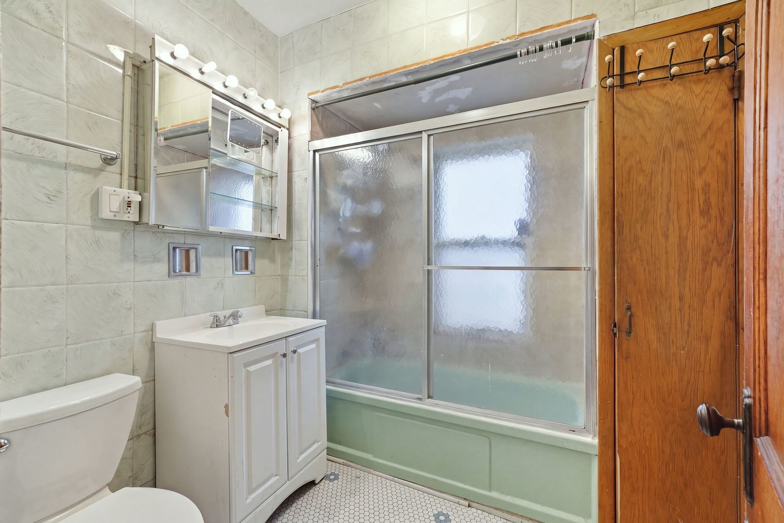 6435 S Artesian Avenue Property Photo 13