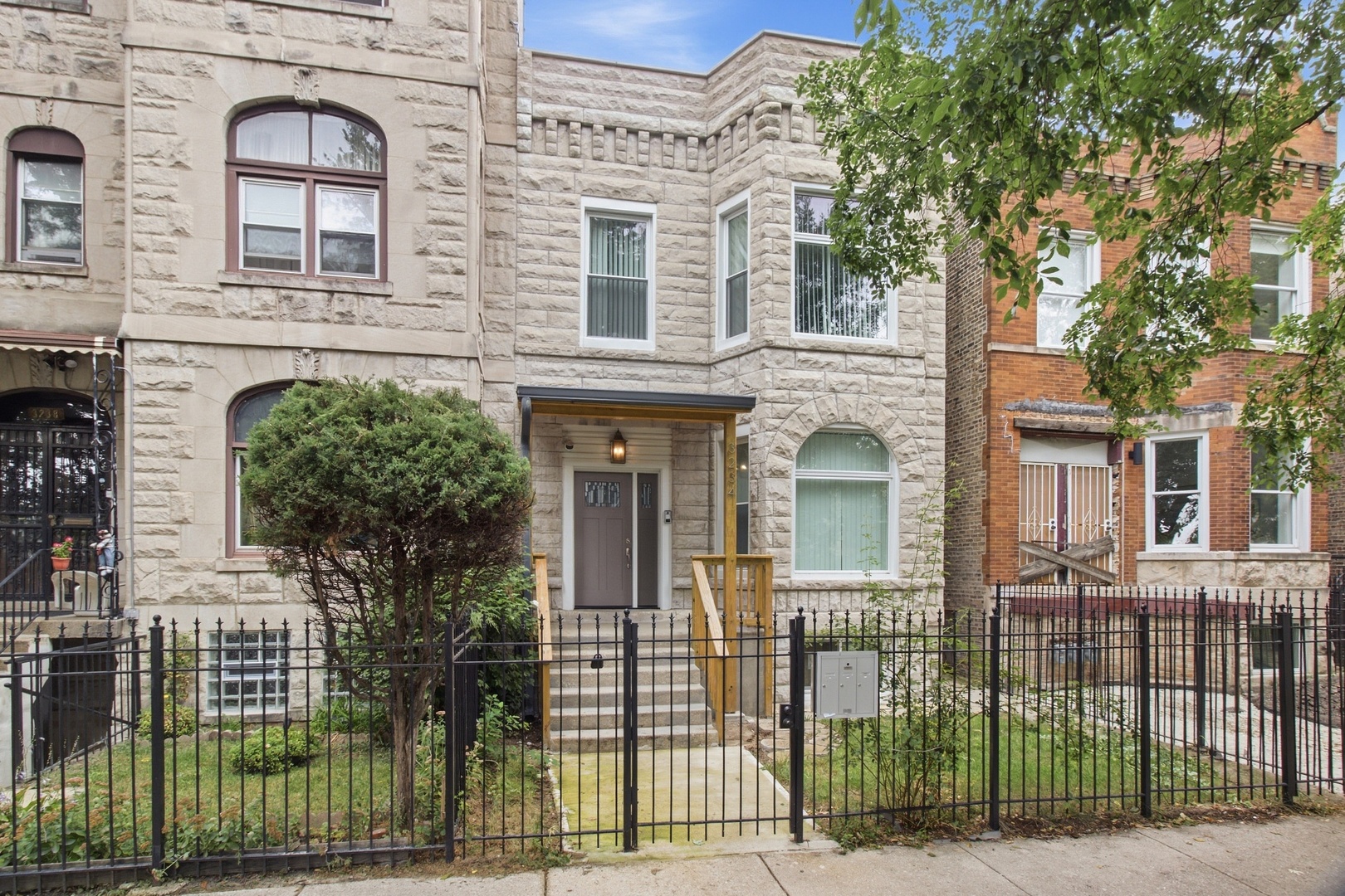 3234 W Fulton Boulevard Property Photo 2