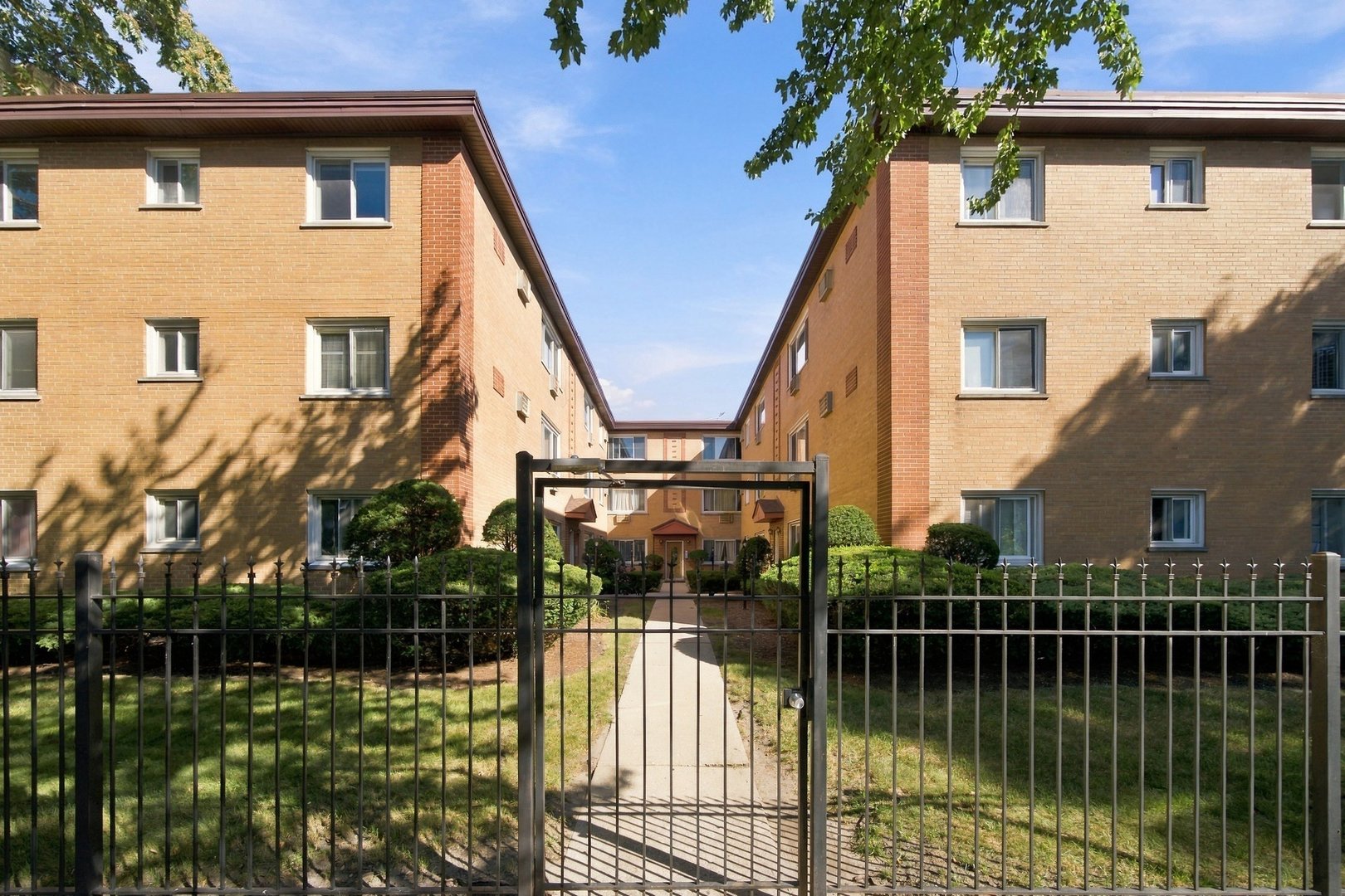 1626 W Greenleaf Avenue 1E Property Photo 1