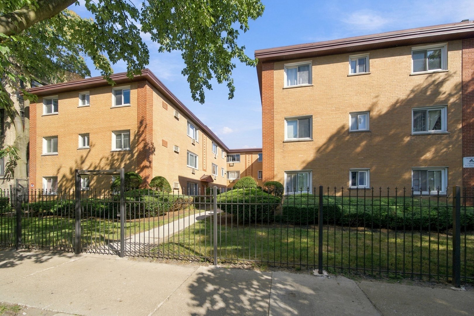 1626 W Greenleaf Avenue 1e Property Photo 4