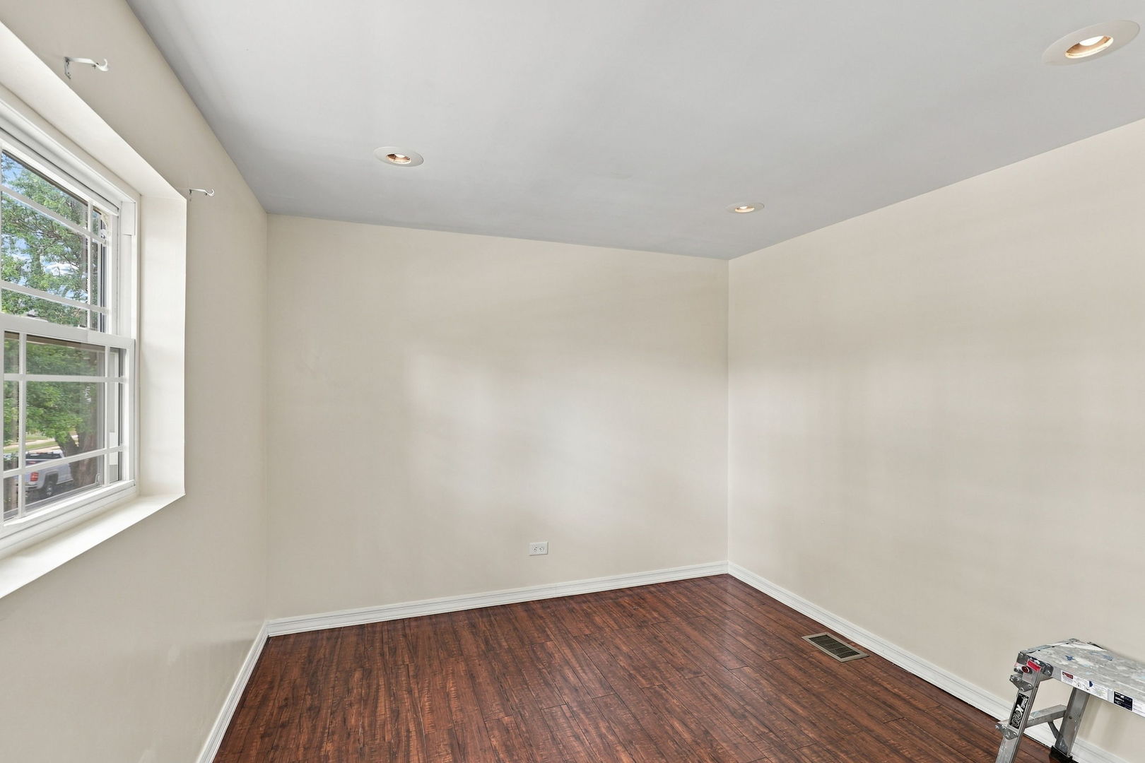 9808 S Maplewood Avenue Property Photo 17