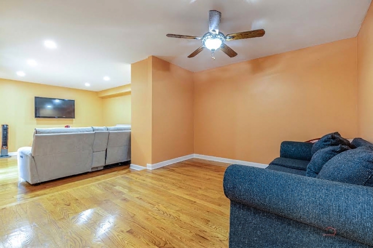 9105 Hollyberry Avenue Property Photo 2