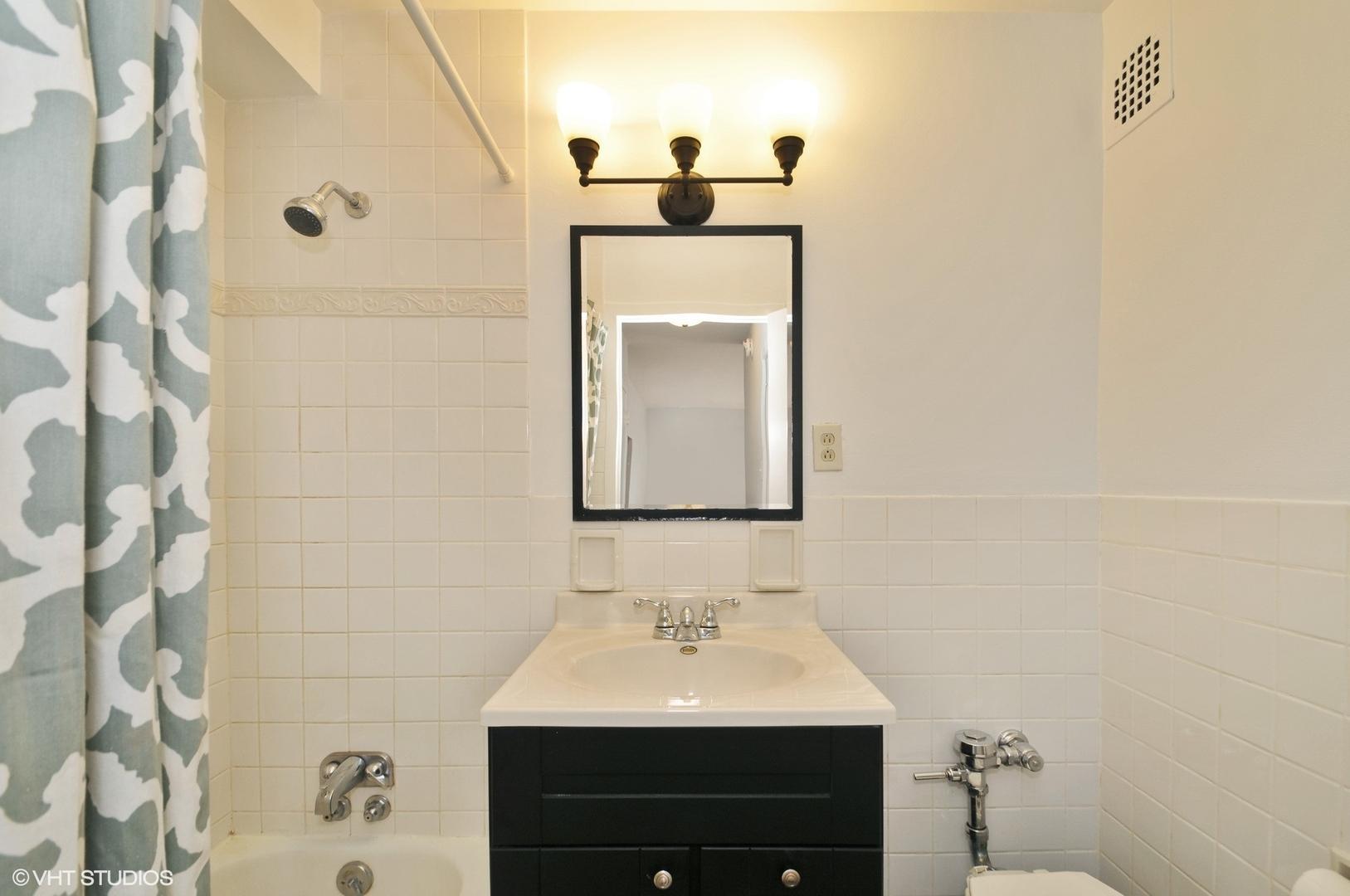 2909 N Sheridan Road 703 Property Photo 8