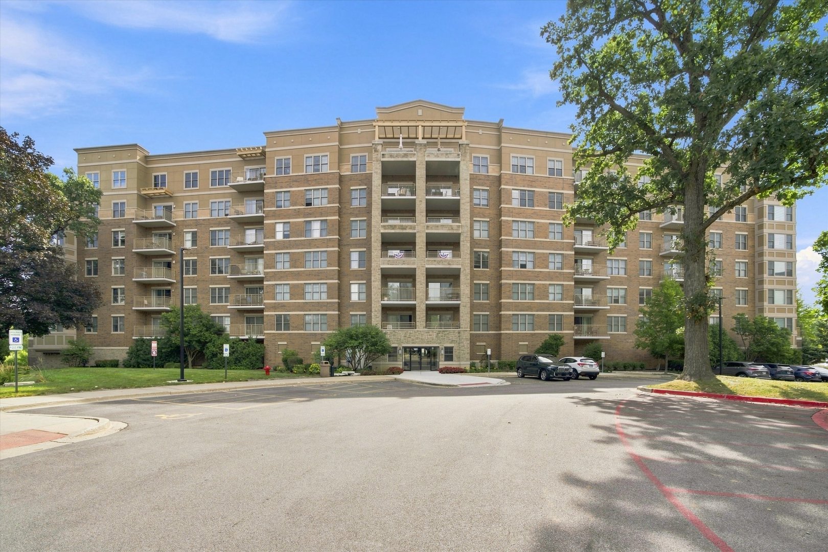 125 Lakeview Drive 604 Property Photo 1