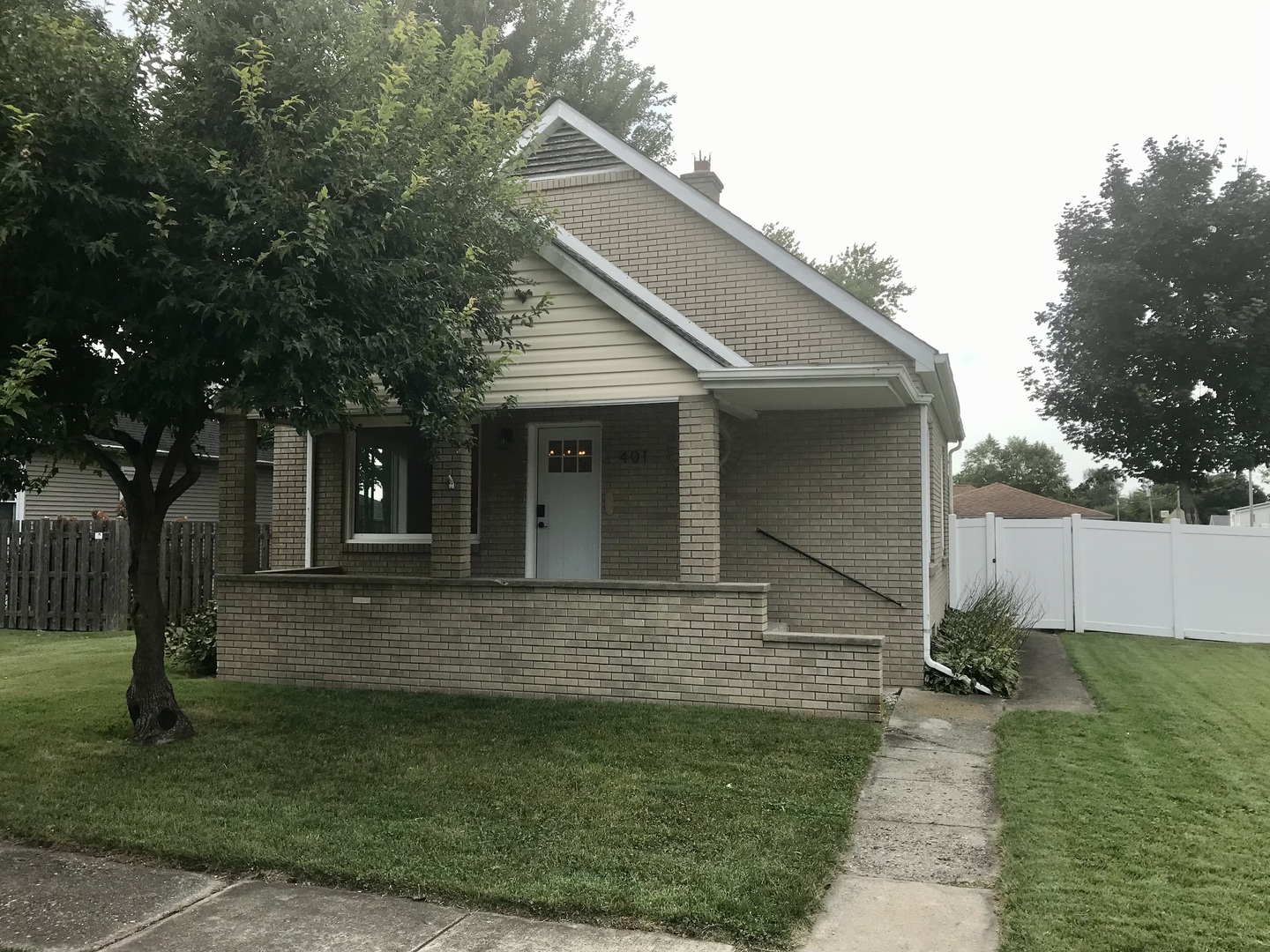 401 Oak Street Property Photo 1