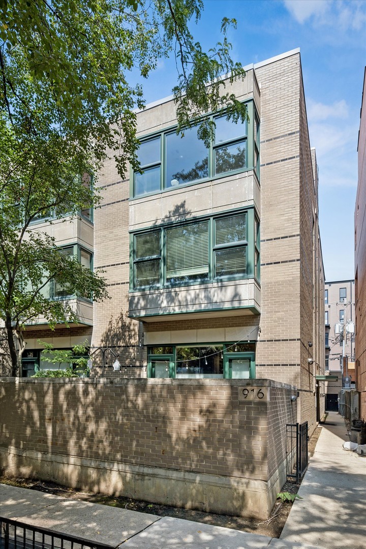 916 W Fletcher Street C Property Photo 1