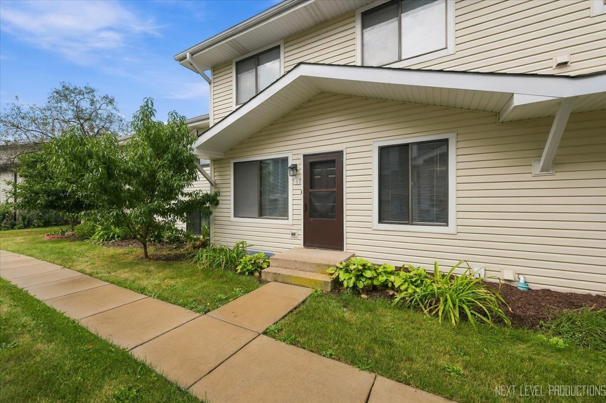2s759 Winchester Circle 2 Property Photo 1