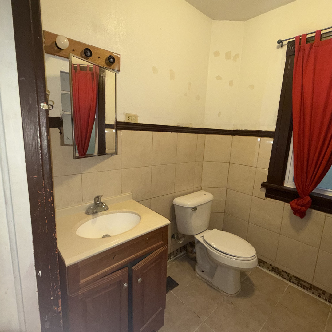 2527 Oak Street Property Photo 4