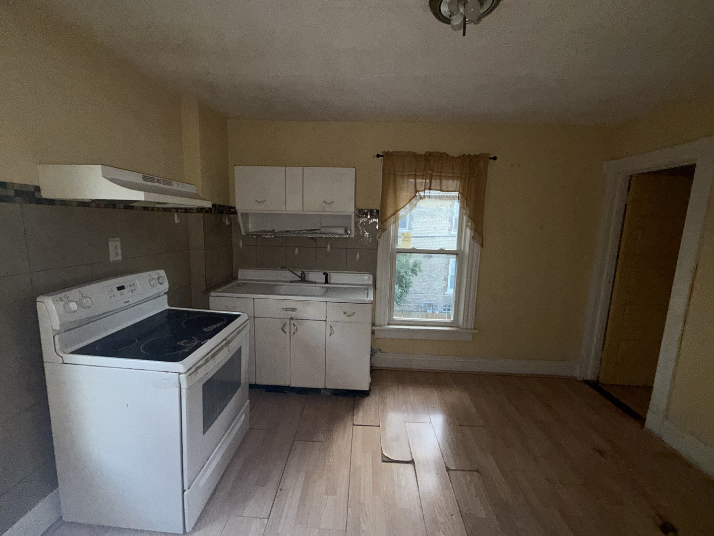 2527 Oak Street Property Photo 7