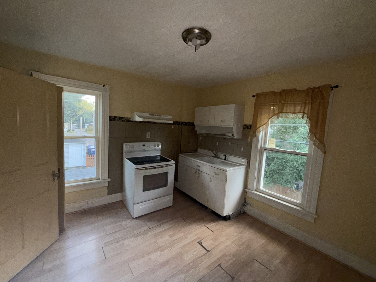 2527 Oak Street Property Photo 10