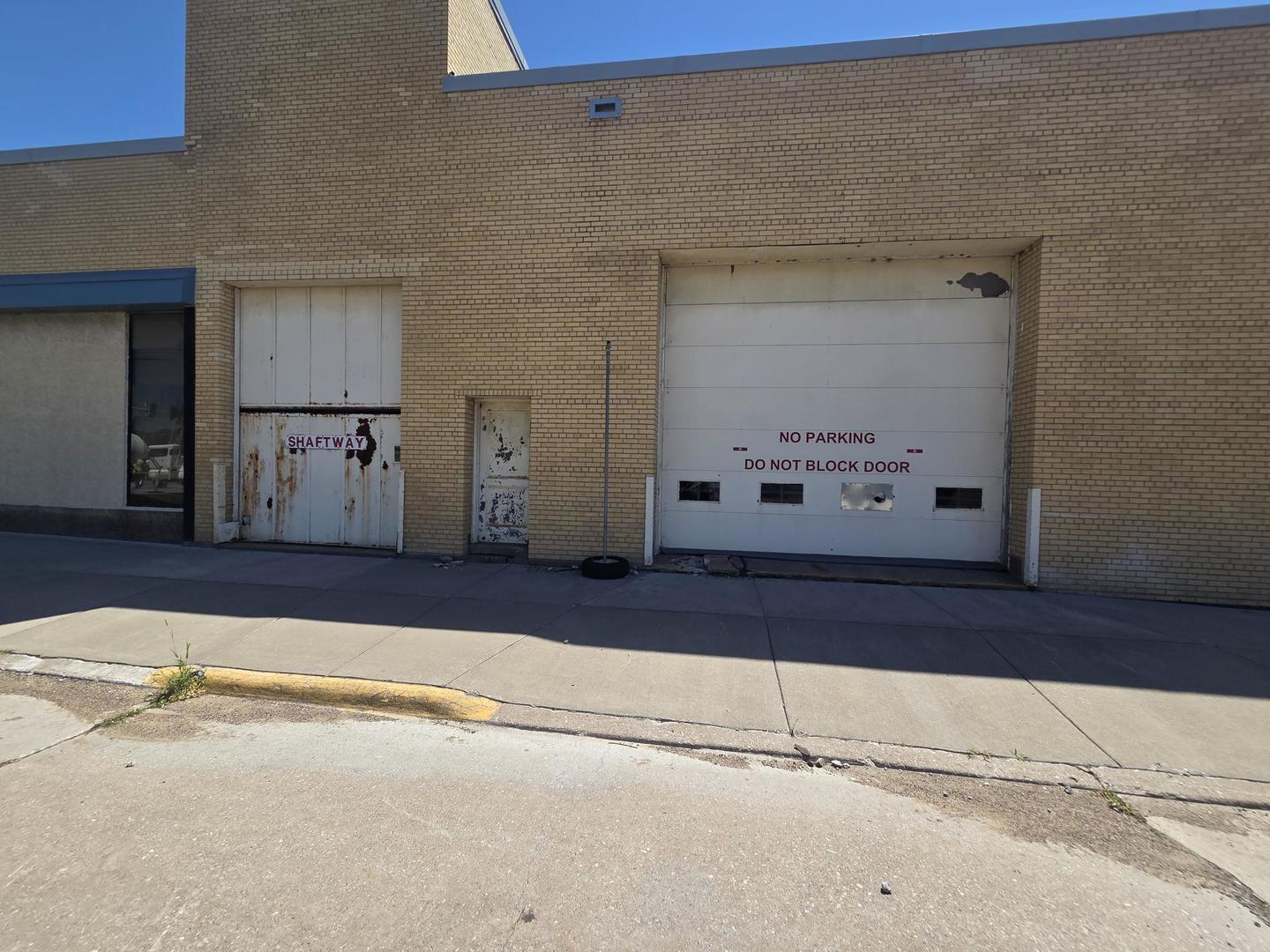 627 W 2nd Street Property Photo 4