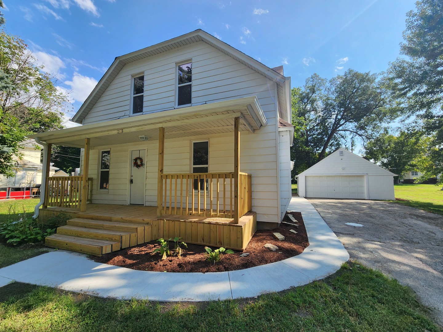 211 N Hickory Street Property Photo 1
