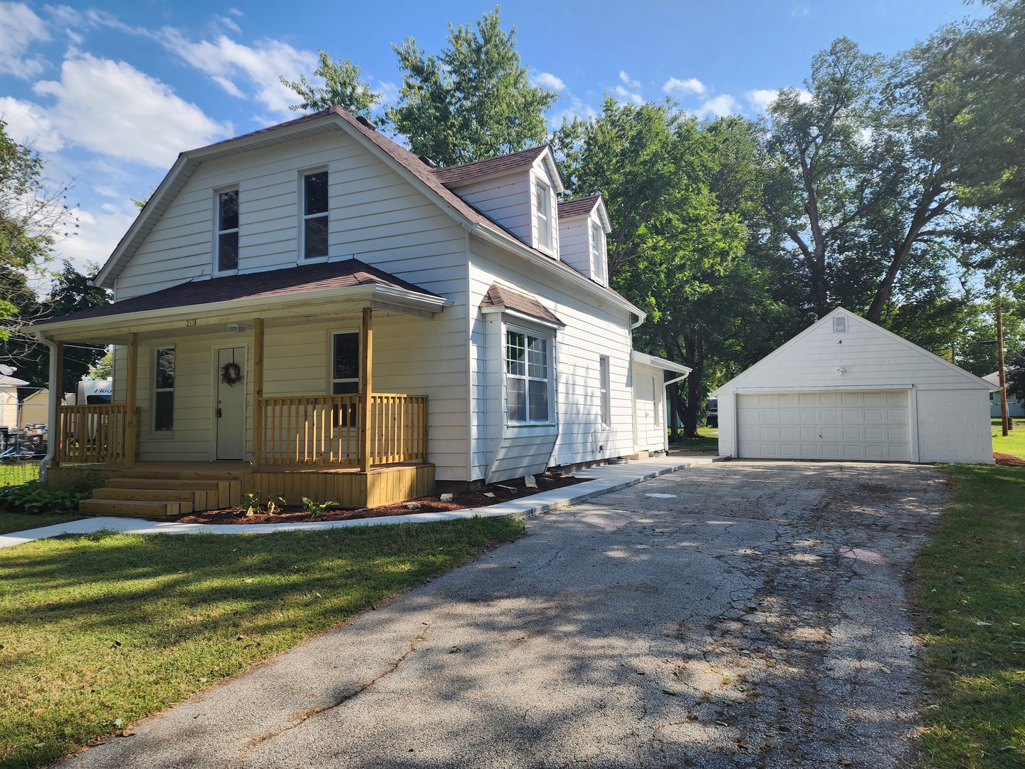 211 N Hickory Street Property Photo 2