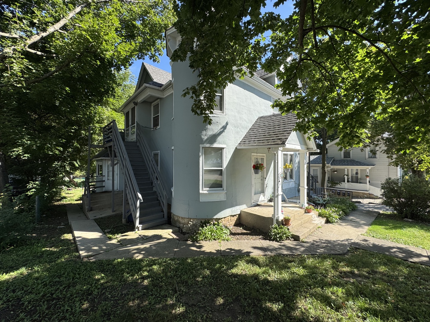 137 E Washington Street 1R Property Photo 1
