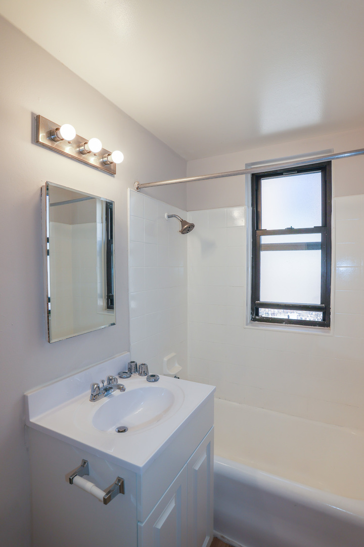 5214 S Woodlawn Avenue 107 Property Photo 6