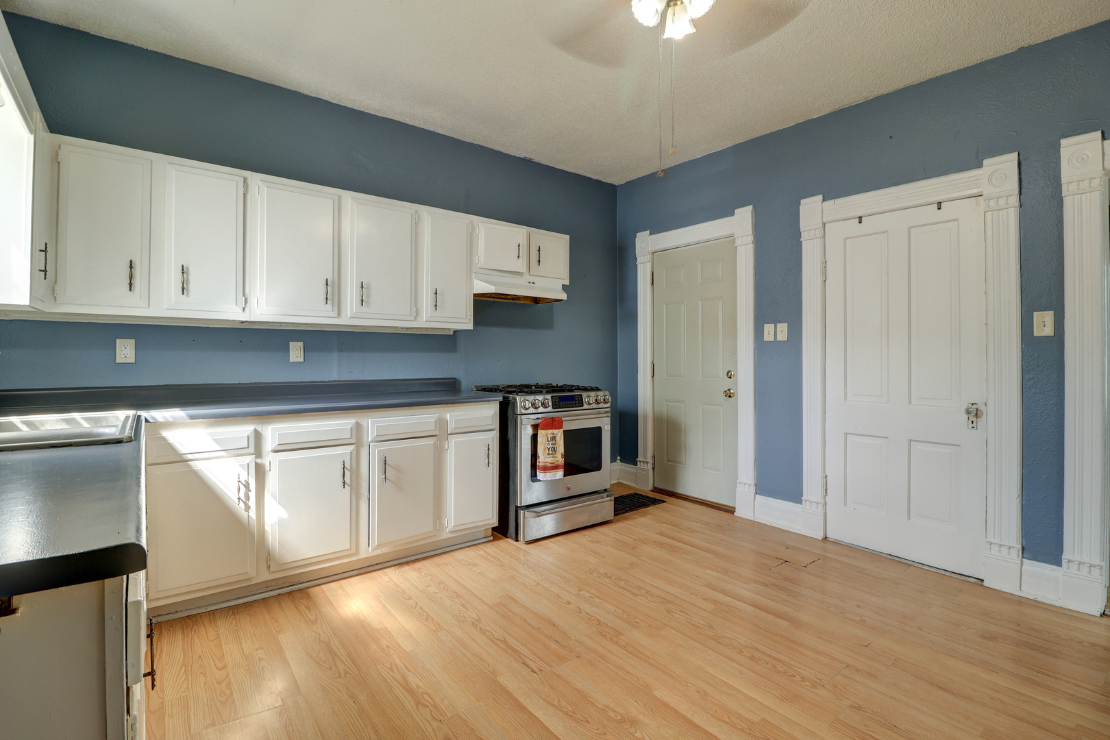 512 E 3rd Street Property Photo 4