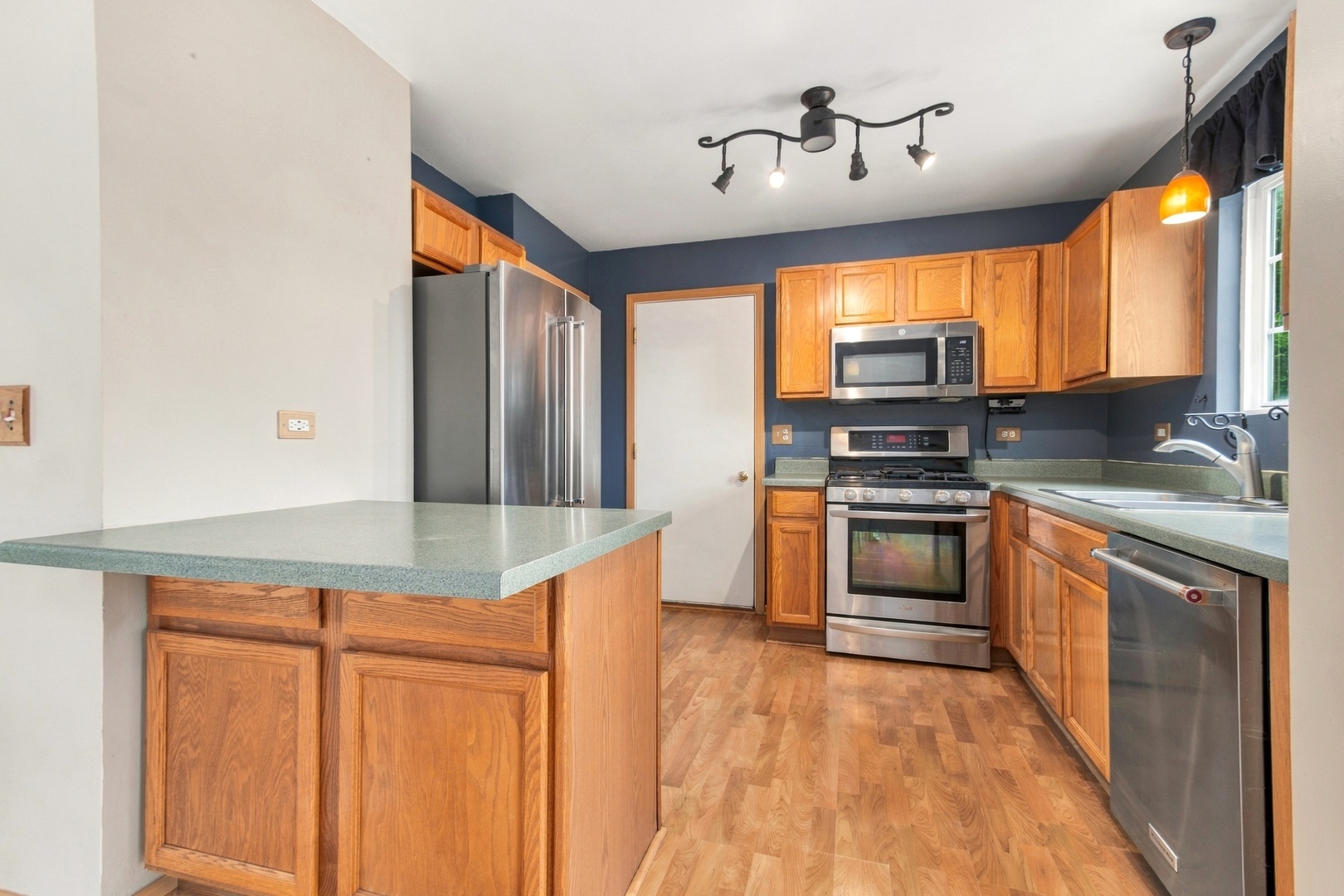 1628 Hawthorne Ridge Drive Property Photo 7