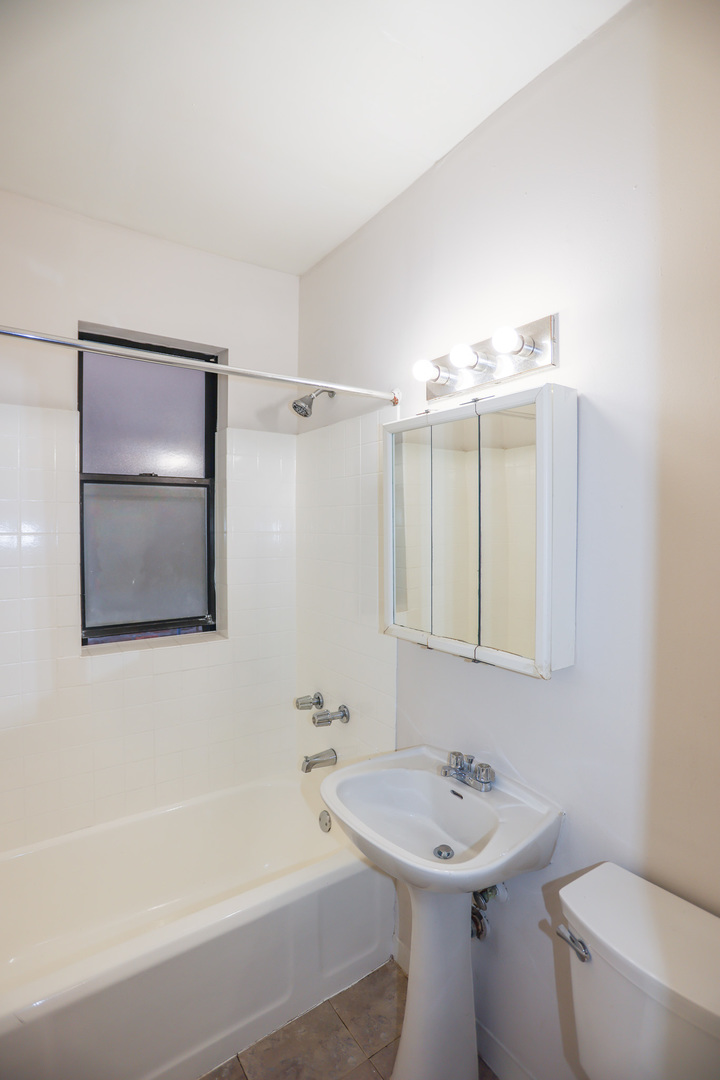 5214 S Woodlawn Avenue 204 Property Photo 3