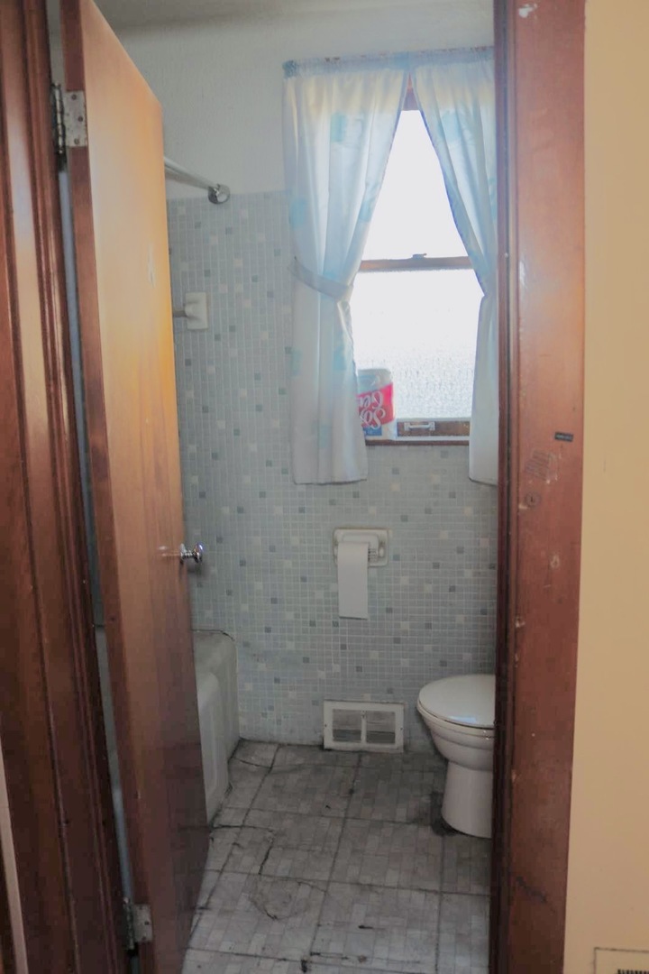 2332 Desplaines Street Property Photo 9