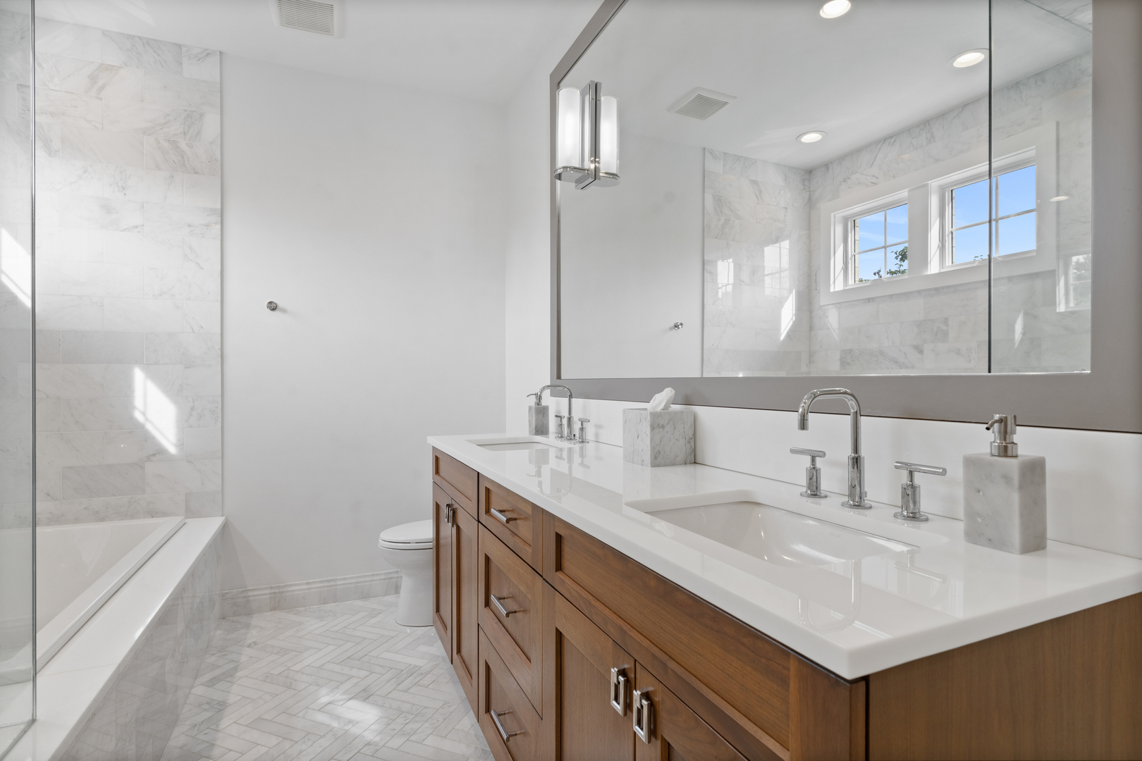 2057 N Oakley Avenue Property Photo 19