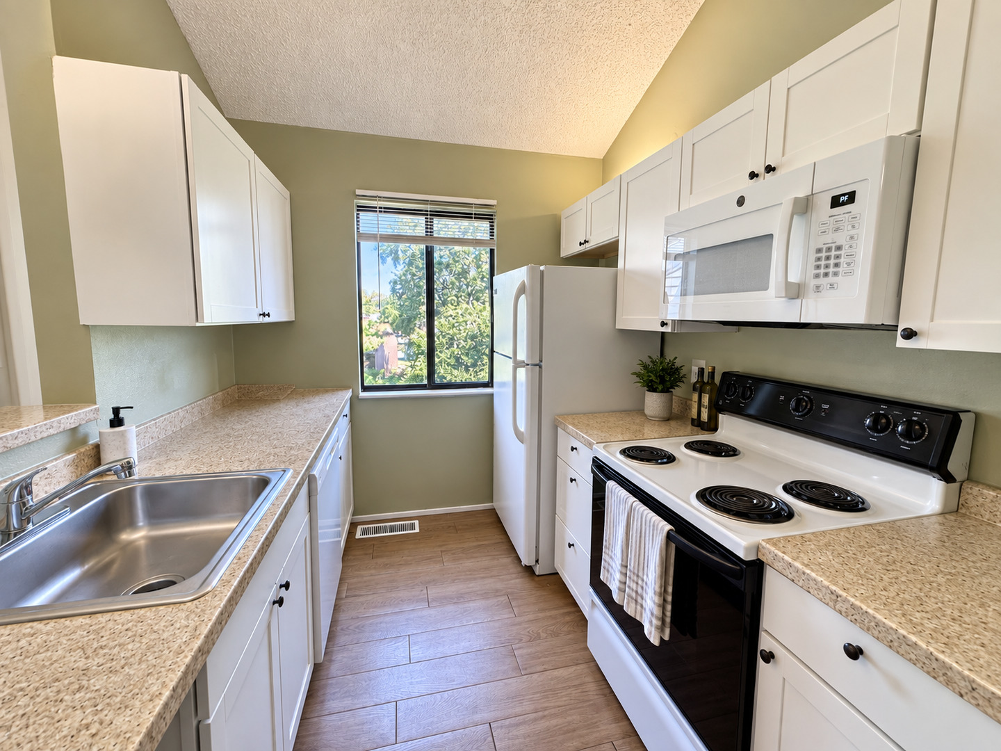 2105 Melrose Drive C Property Photo 3