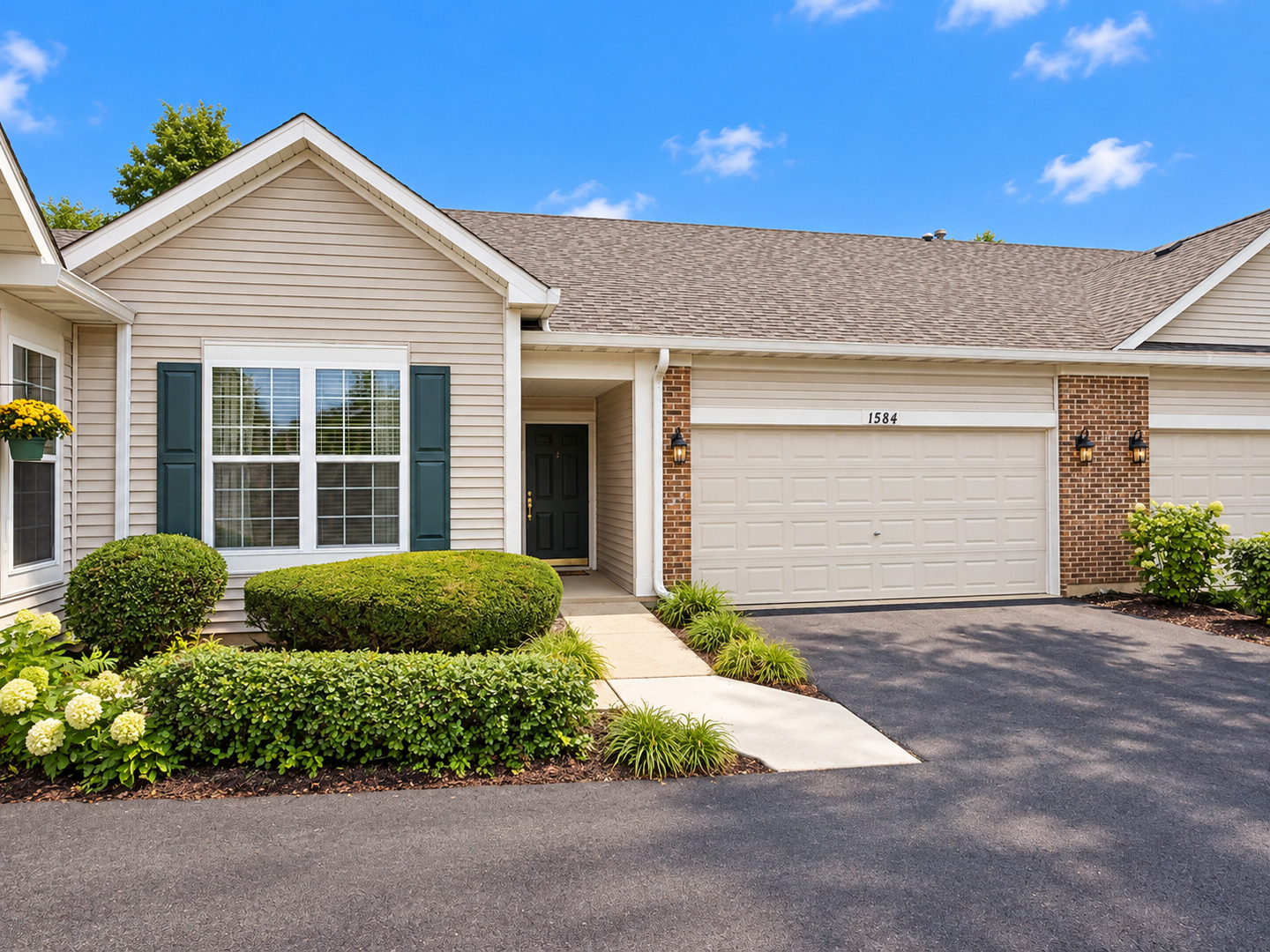 1584 W Ludington Circle Property Photo 1