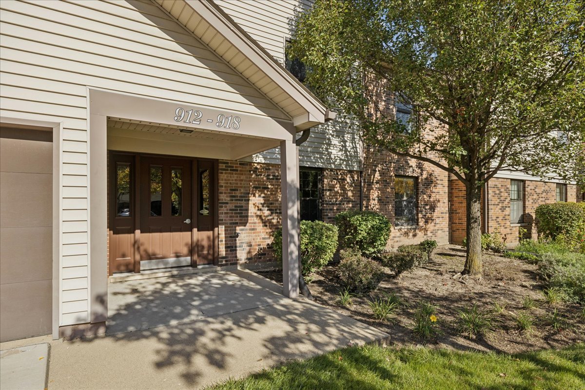 912 Stradford Circle B Property Photo 1