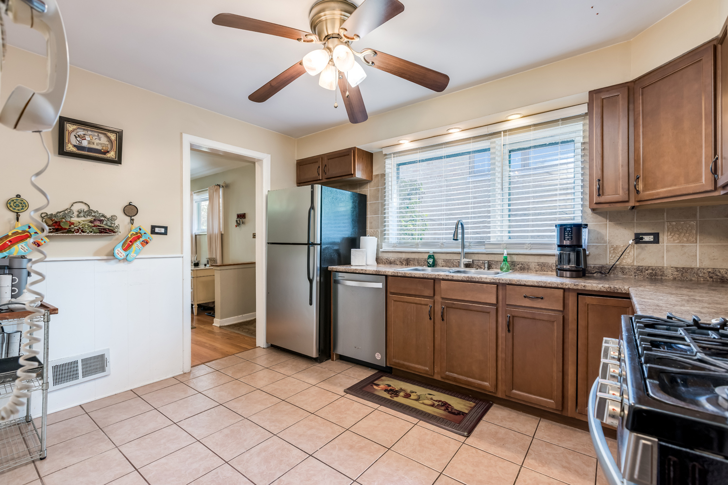 6542 N Kenneth Avenue Property Photo 10