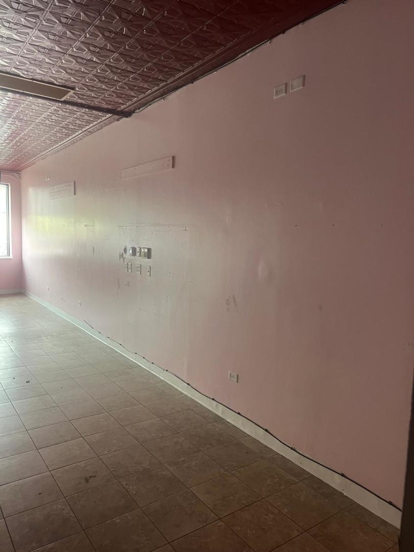 4046 S Archer Avenue Property Photo 5