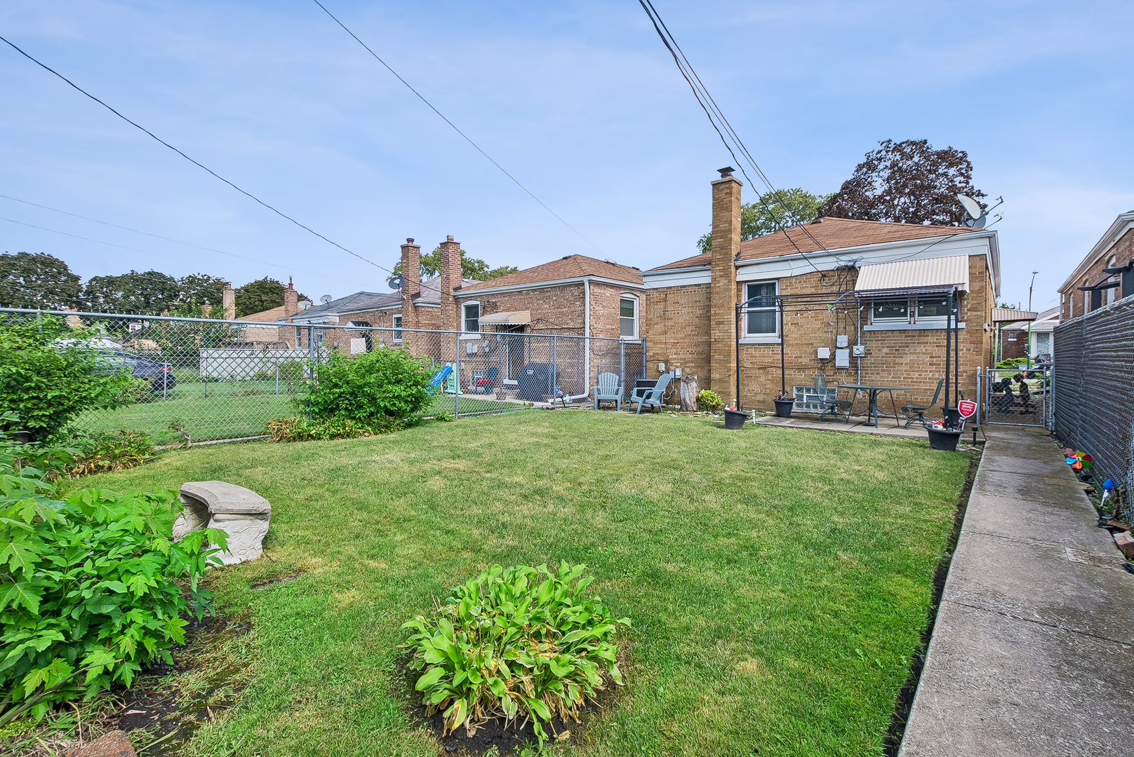 7418 S Maplewood Avenue Property Photo 5