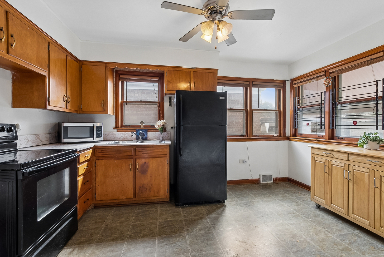 7418 S Maplewood Avenue Property Photo 10