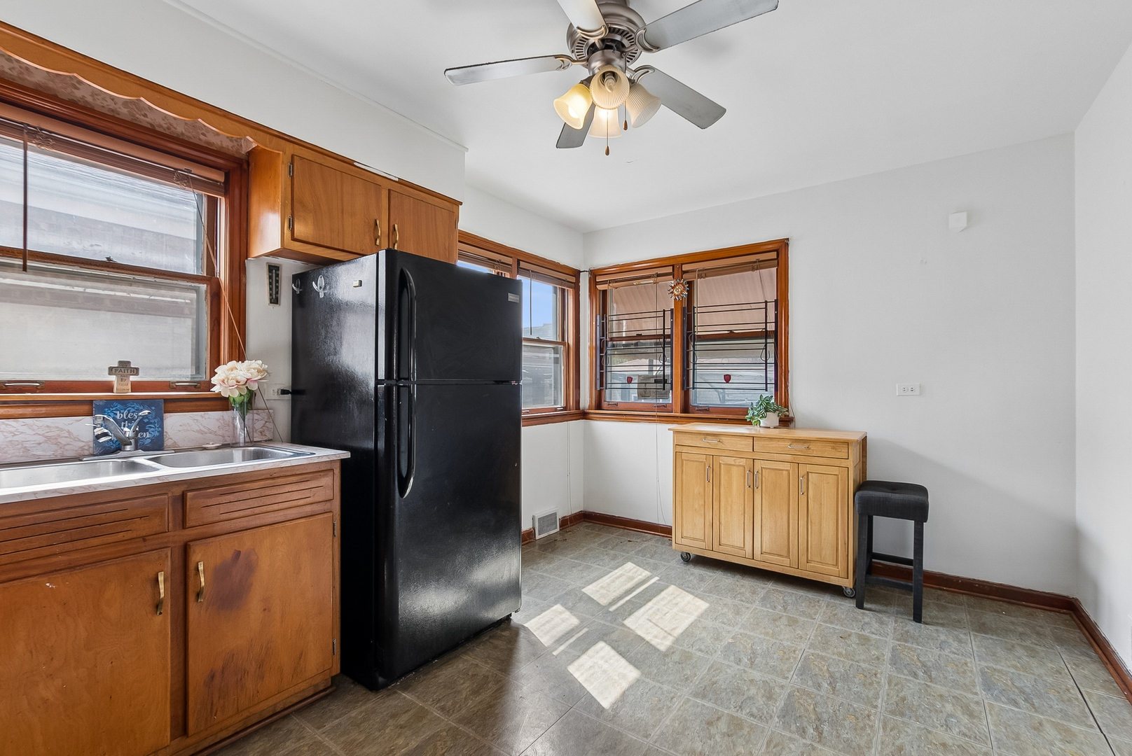 7418 S Maplewood Avenue Property Photo 12